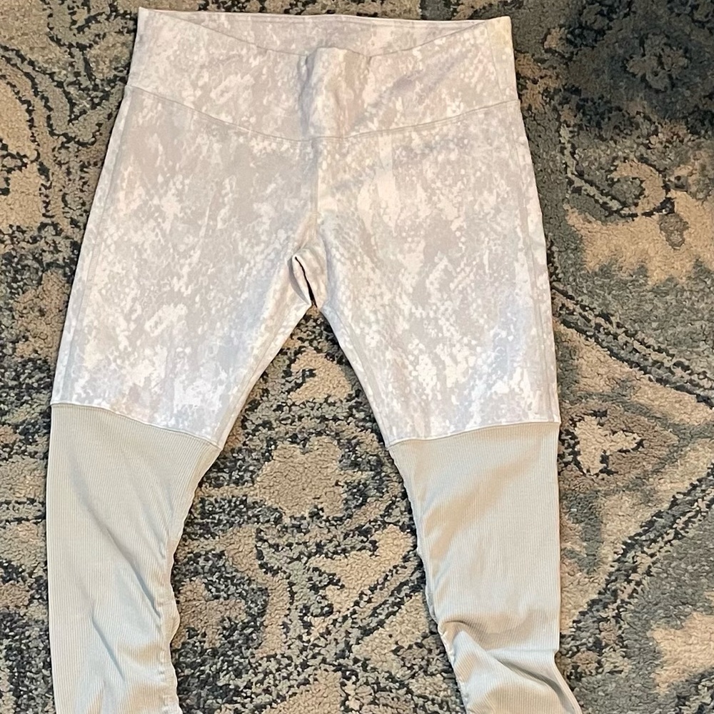 EUC alo goddess leggings- size m